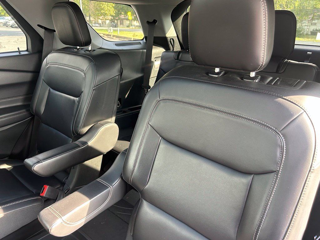 Used 2021 Ford Explorer XLT w/ Equipment Group 202A AWD/4WD image 28