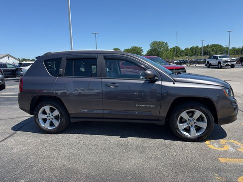 Used 2017 Jeep Compass Latitude AWD/4WD image 4