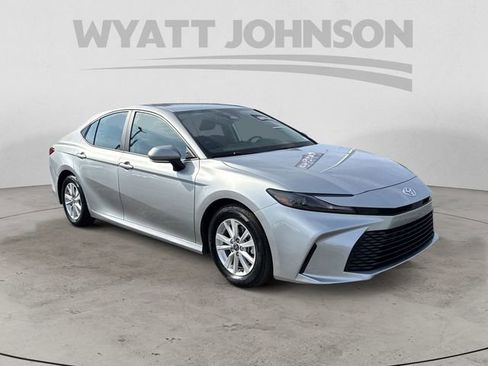 Used 2025 Toyota Camry LE image 7