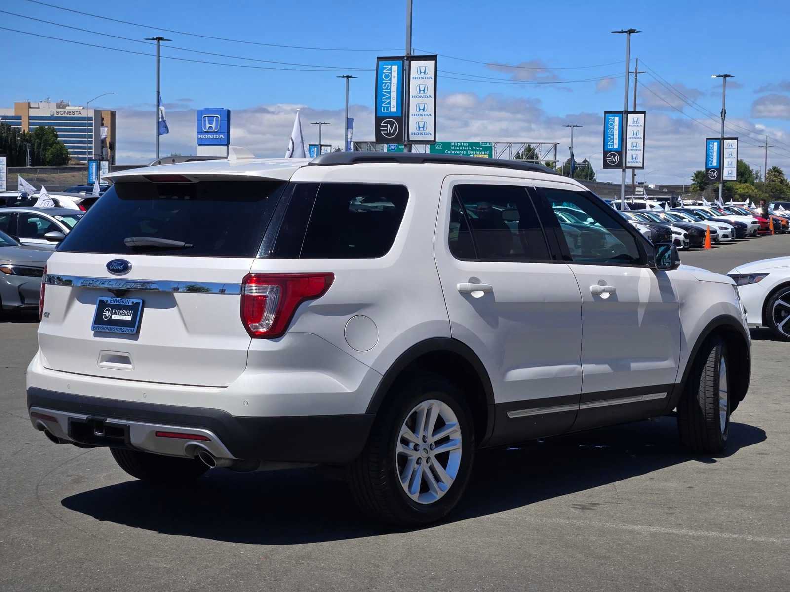 Used 2017 Ford Explorer XLT w/ Equipment Group 202A FWD image 7