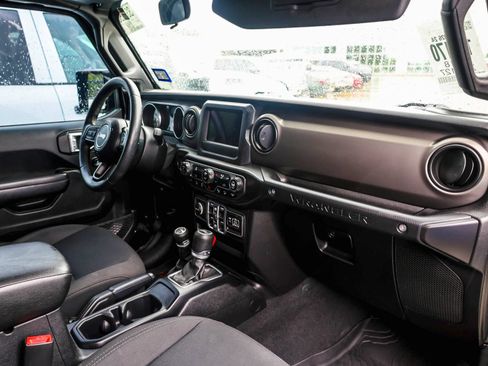 Used 2018 Jeep Wrangler Unlimited Sport S AWD/4WD image 5