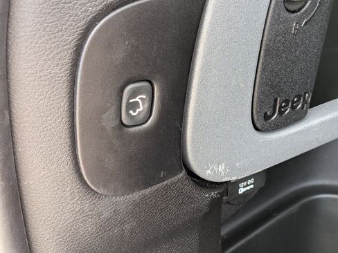 Used 2014 Jeep Cherokee Latitude w/ Comfort/Convenience Group FWD image 11