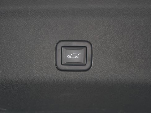 Used 2023 GMC Yukon XL SLT image 19