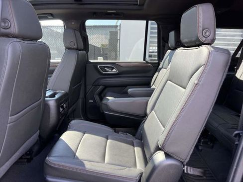 Used 2022 Chevrolet Suburban High Country AWD/4WD image 15