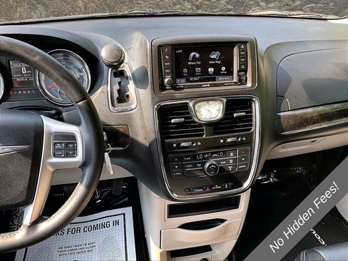 Used 2015 Chrysler Town & Country Touring FWD image 6