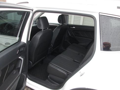 Used 2022 Volkswagen Tiguan SE w/ Panoramic Sunroof Package image 17
