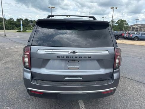 Used 2022 Chevrolet Suburban LT w/ Luxury Package RWD image 18