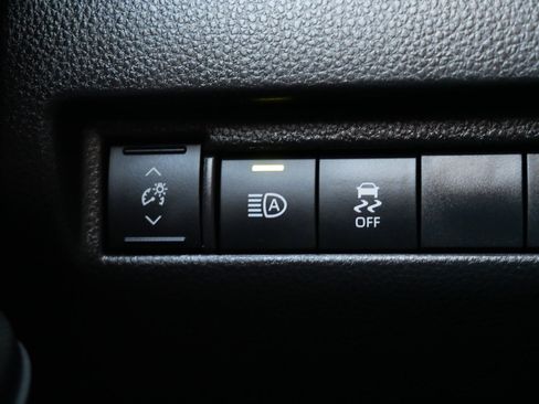 Used 2024 Toyota Venza XLE image 31