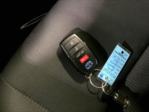 Used 2021 Toyota Venza LE w/ Carpet Mat Package (TMS) AWD/4WD image 15