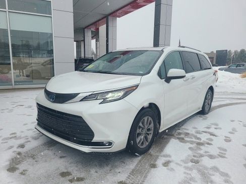 Used 2023 Toyota Sienna XLE image 3