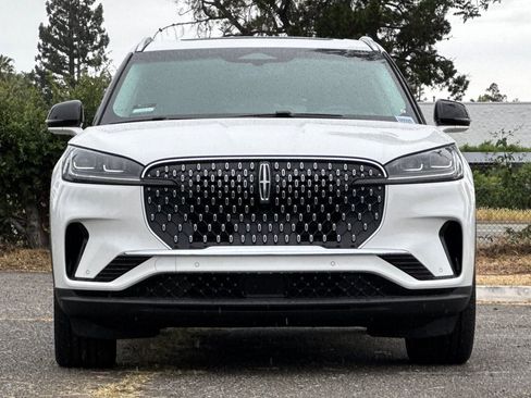 Used 2025 Lincoln Aviator Reserve w/ Luxury Package image 9