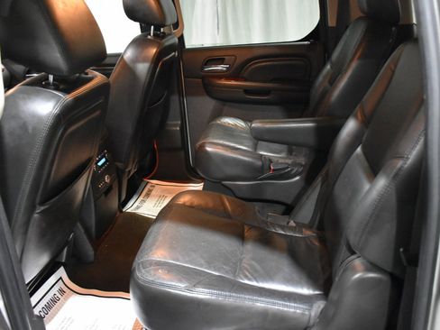 Used 2011 Cadillac Escalade ESV Premium image 33