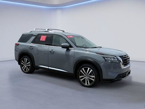 Certified 2025 Nissan Pathfinder Platinum w/ Cargo Package AWD/4WD image 1