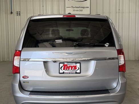 Used 2016 Chrysler Town & Country Touring FWD image 6