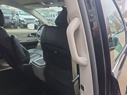 Used 2024 Chrysler Pacifica Touring-L image 71