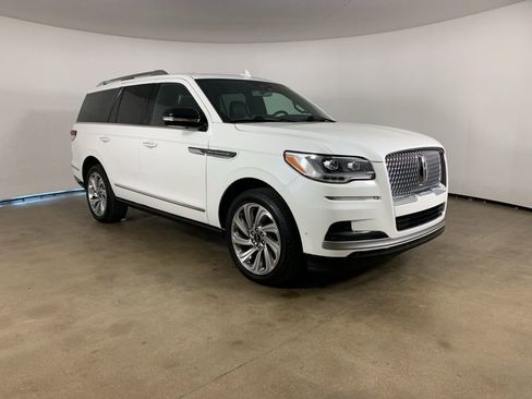 Used 2024 Lincoln Navigator Premiere AWD/4WD image 6