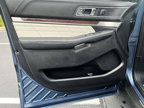 Used 2018 Ford Explorer Platinum AWD/4WD image 6
