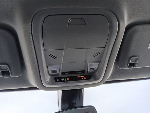 Used 2023 GMC Acadia SLE image 31