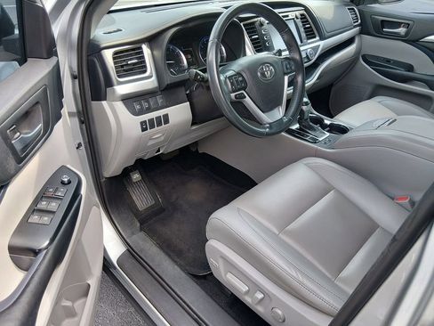 Used 2019 Toyota Highlander XLE FWD image 10