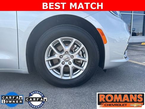 Used 2024 Chrysler Pacifica Touring-L image 3