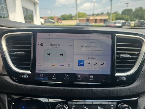 Used 2025 Chrysler Pacifica Select FWD image 17