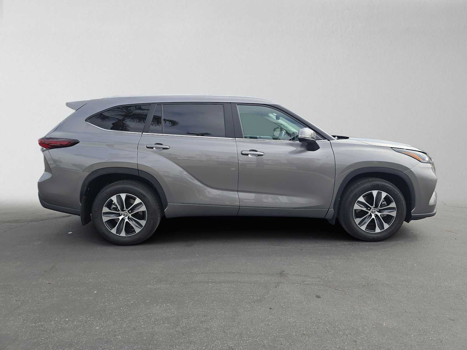 Certified 2026 Toyota Highlander XLE AWD/4WD image 2