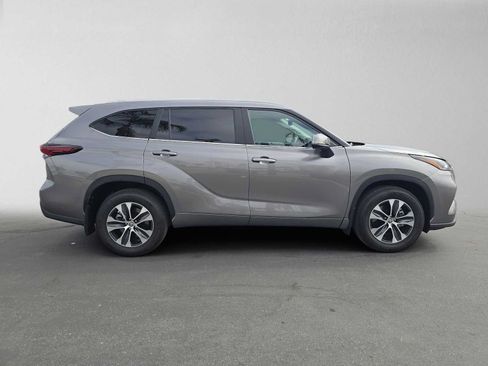 Used 2026 Toyota Highlander XLE AWD/4WD image 2