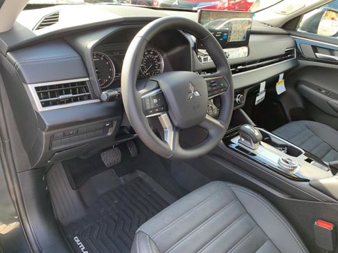 New 2025 Mitsubishi Outlander SE image 12