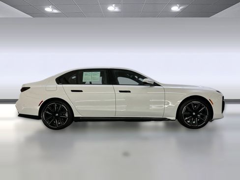 Used 2025 BMW 750e xDrive w/ Luxury Rear Seating Package image 7