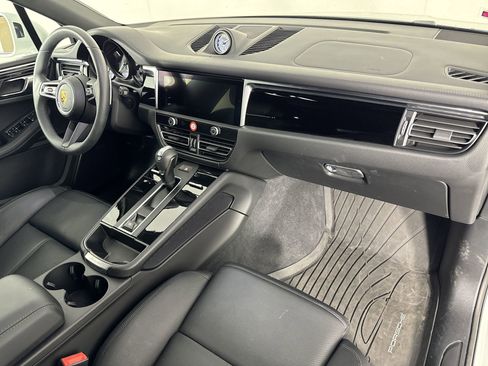 Certified 2025 Porsche Macan image 30