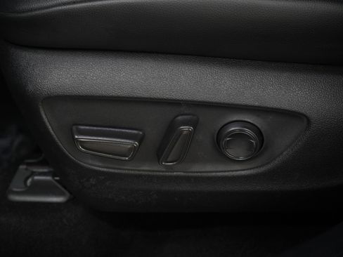 Used 2020 Toyota Highlander XLE AWD/4WD image 25