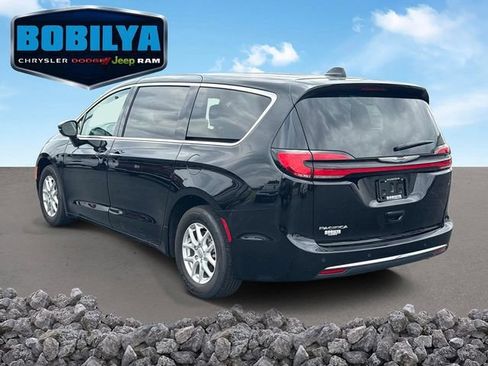 Used 2024 Chrysler Pacifica Touring-L FWD image 4