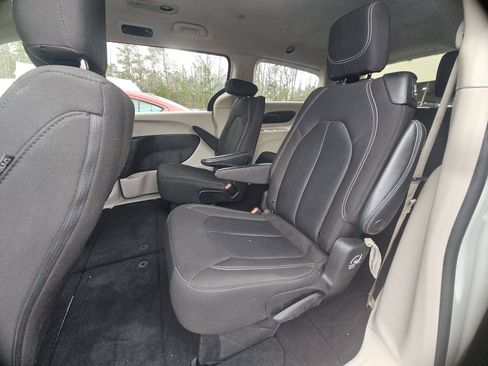 Used 2022 Chrysler Voyager LX image 11