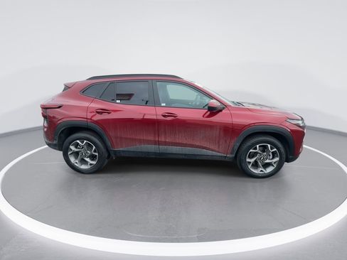 Used 2025 Chevrolet Trax LT w/ LT Convenience Package image 9