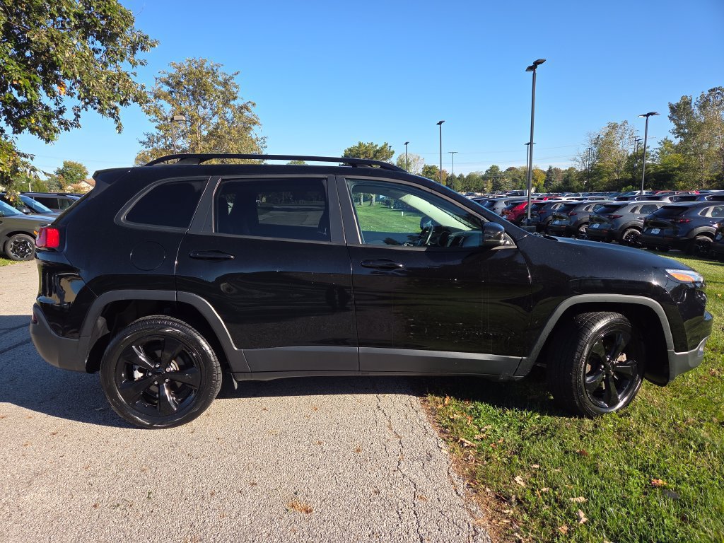 Used 2018 Jeep Cherokee Latitude w/ Altitude Package FWD image 4