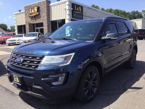 Used 2017 Ford Explorer XLT w/ Equipment Group 202A AWD/4WD image 1