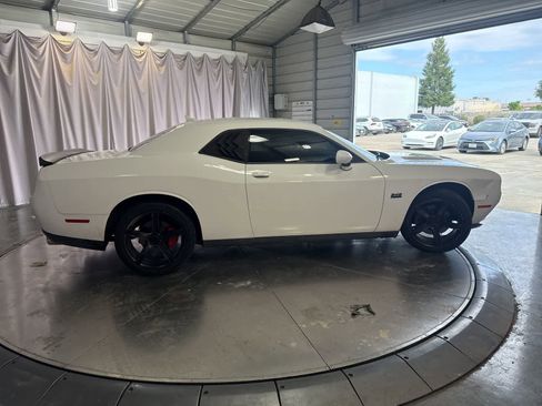 Used 2016 Dodge Challenger R/T w/ Driver Convenience Group RWD image 4