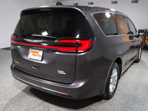 Used 2023 Chrysler Pacifica Touring-L FWD image 7