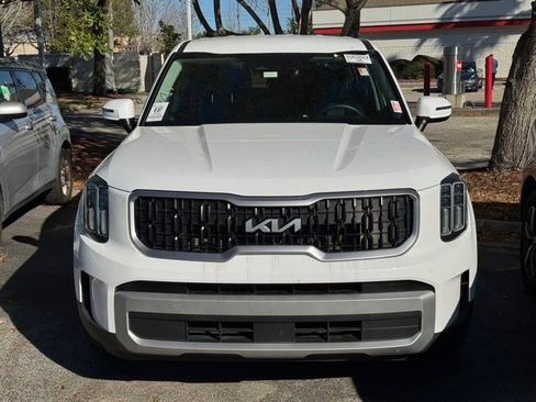 Certified 2024 Kia Telluride LX image 4