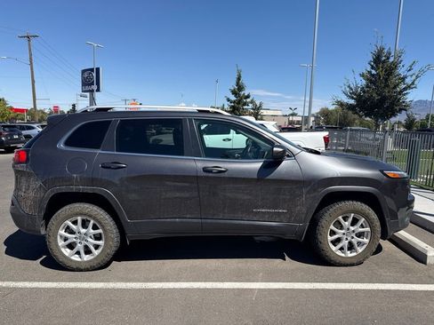 Used 2016 Jeep Cherokee Latitude w/ Cold Weather Group AWD/4WD image 4
