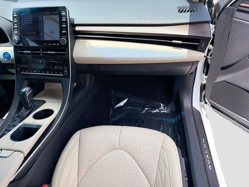Used 2019 Toyota Avalon Limited FWD image 17