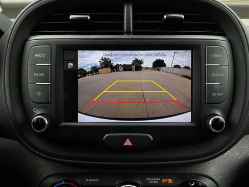 Used 2025 Kia Soul LX w/ LX Technology Package FWD image 27