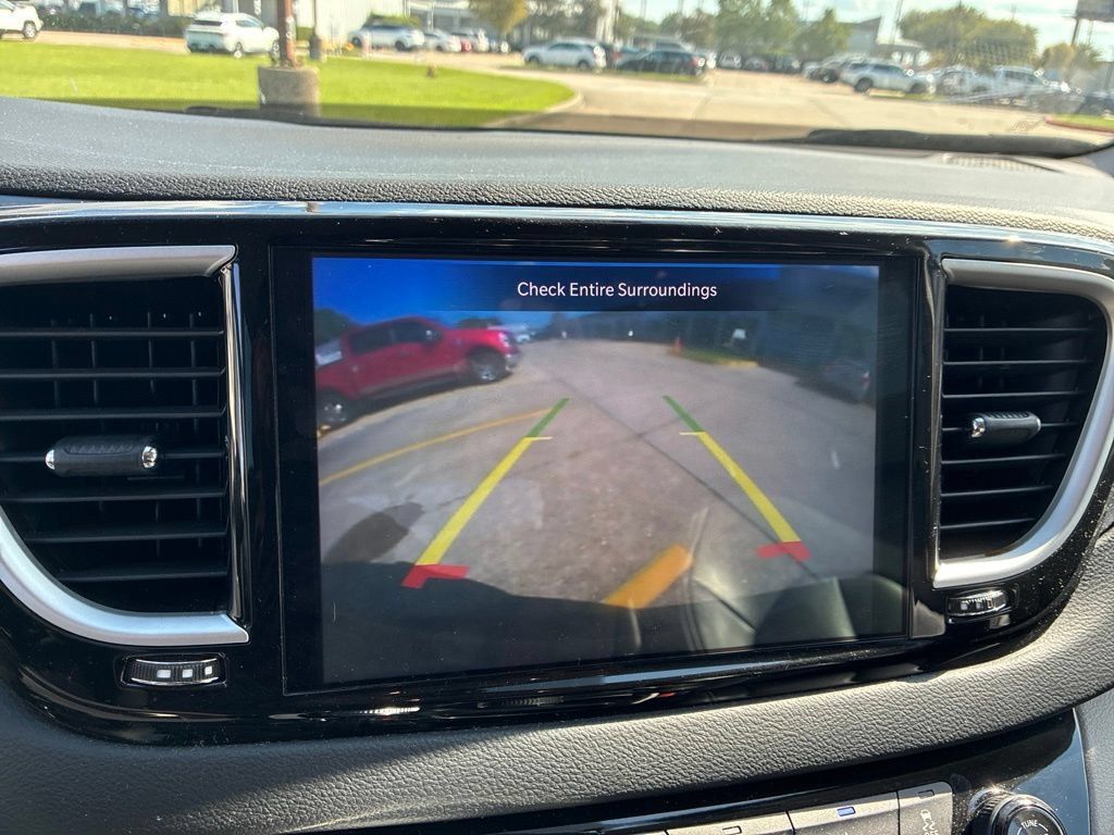 Used 2023 Chrysler Pacifica Touring-L FWD image 27