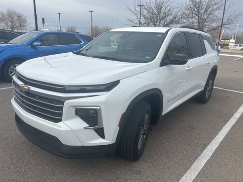 Certified 2025 Chevrolet Traverse LT image 1