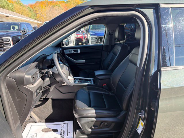 Used 2024 Ford Explorer XLT w/ Equipment Group 202A AWD/4WD image 19