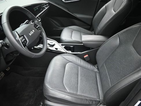 Used 2023 Kia Niro SX Touring image 14