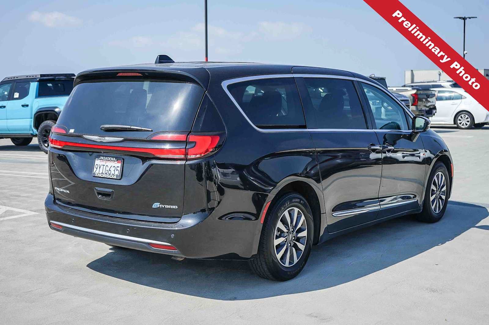 Used 2023 Chrysler Pacifica Limited FWD image 6