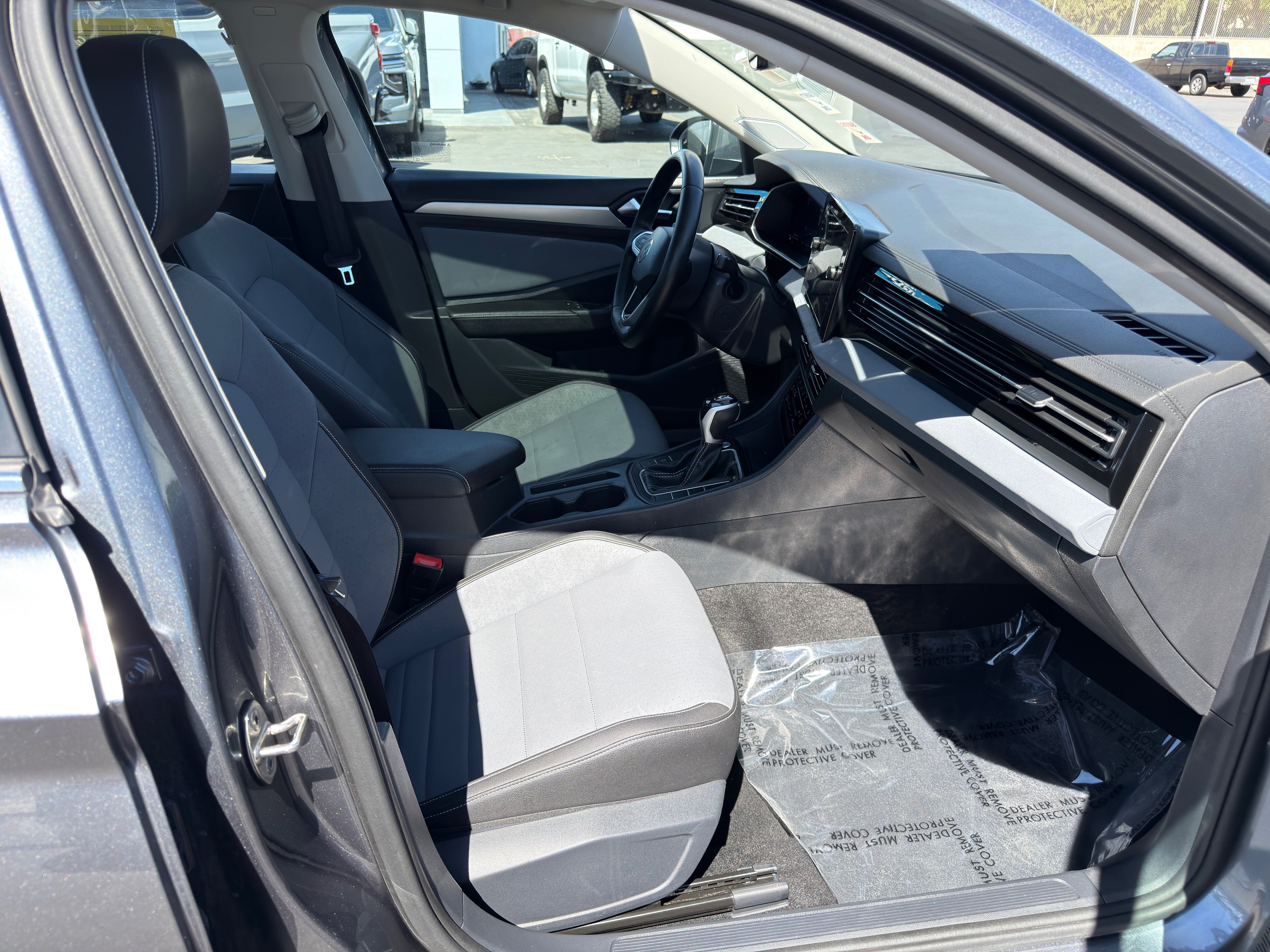 Used 2025 Volkswagen Jetta SE FWD image 10