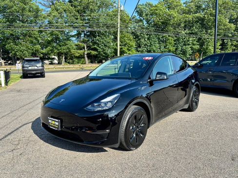 Used 2023 Tesla Model Y Long Range AWD/4WD image 1