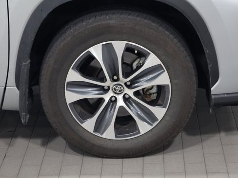 Used 2024 Toyota Highlander XLE FWD image 11